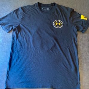 Men’s under armor t shirt only wore it once.